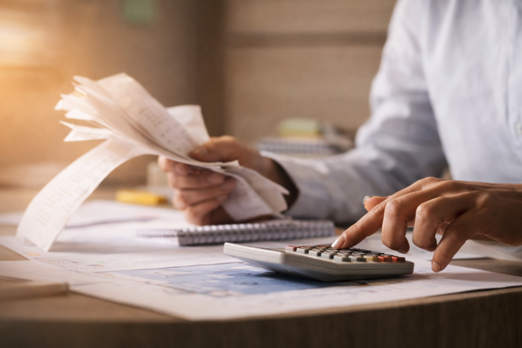 Como funciona o adiantamento salarial e quando o trabalhador pode solicitar.