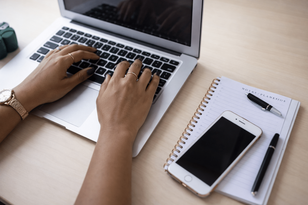 Vaga Home Office para Assistente Administrativo chama atenção pelos benefícios e horários flexíveis.