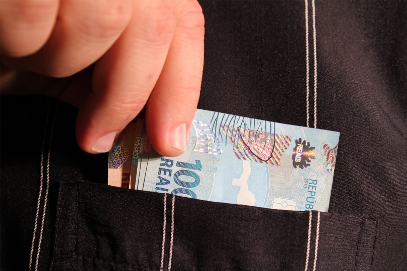 Trabalhadores com salário mínimo pagarão R$ 121,57 de contribuição ao INSS Trabalhadores com salário mínimo pagarão R$ 121,57 de contribuição ao INSS