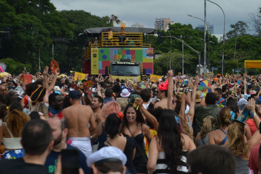 Carnaval terá calor intenso e chuvas fortes em Rio, São Paulo e Salvador Carnaval terá calor intenso e chuvas fortes em Rio, São Paulo e Salvador