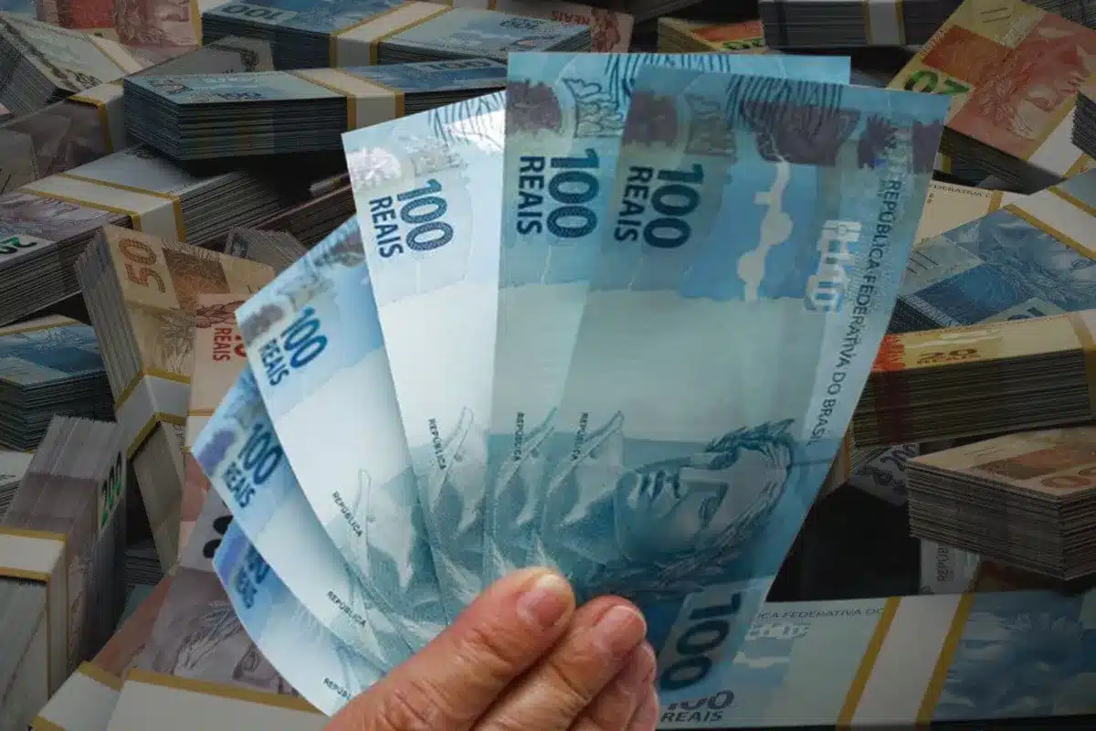 Novo salário mínimo de R$ 1.621 inicia pagamento e afeta trabalhadores e aposentados