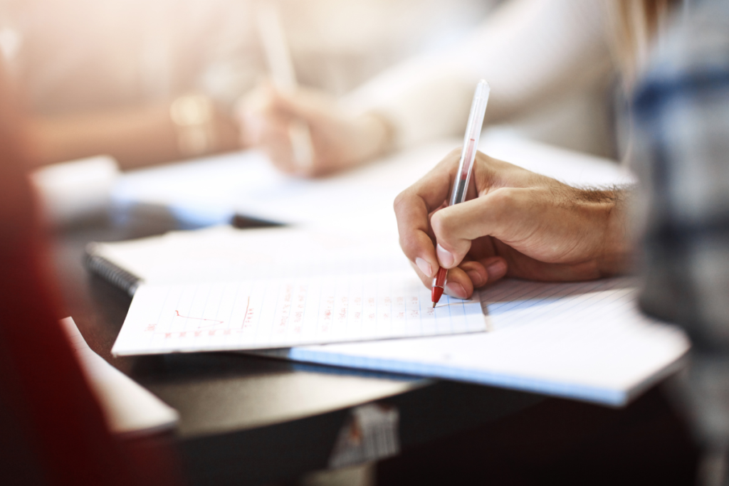 Editais com inscrições abertas nesta sexta-feira oferecem salários de até R$ 13 mil