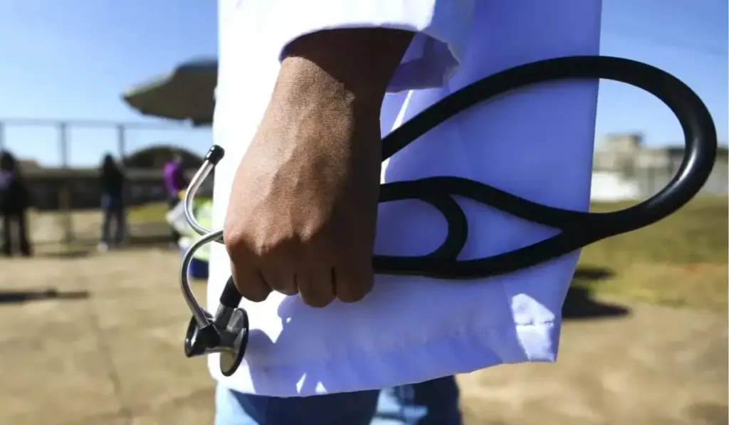 Inscrições para o Mais Médicos Especialistas são abertas com 900 vagas e bolsa de até R$ 20 mil